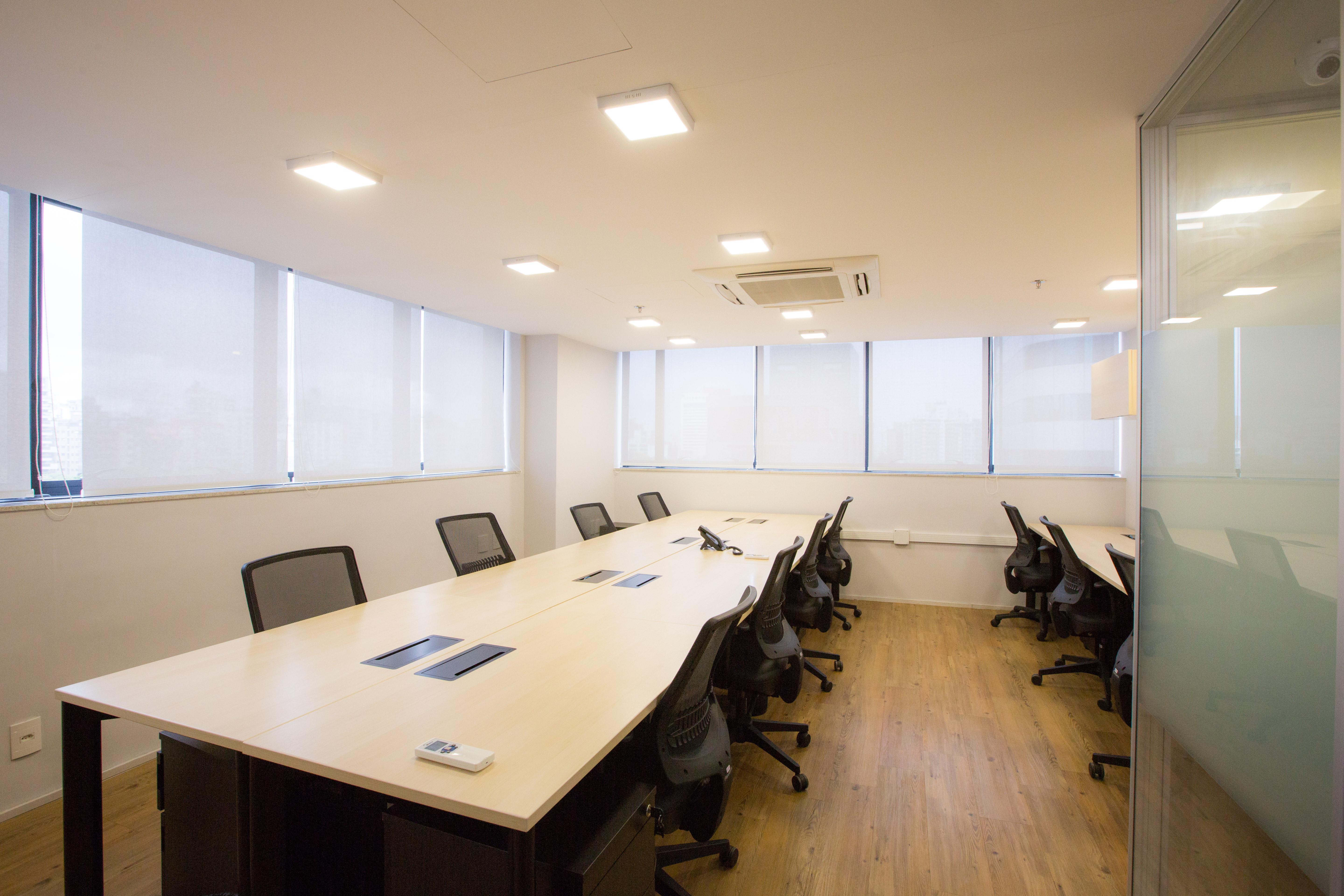 Sala de reunião em escritório mobiliado